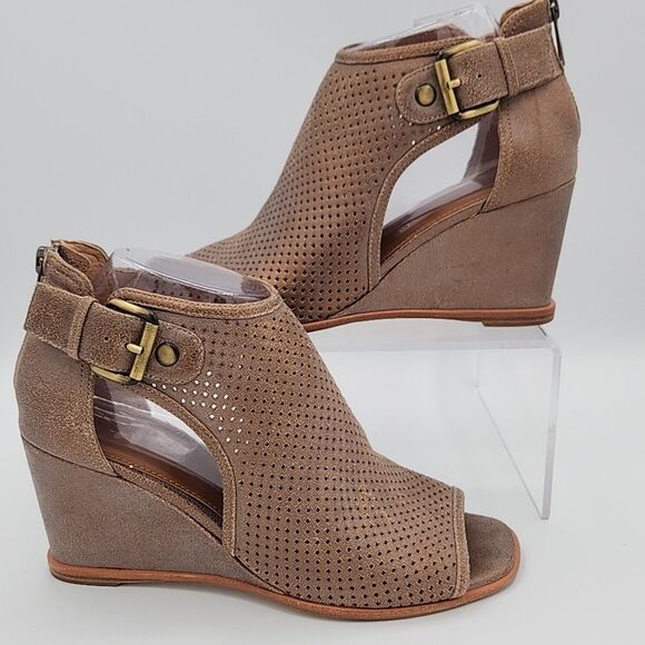 Donald Pliner Lottie Light Bronze Wedges Sandals Heels Suede Buckle Size 7.5 - Picture 1 of 9